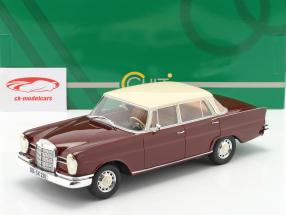 Mercedes-Benz 220SE (W111) Année de construction 1966 rouge foncé / crème Blanc 1:18 Cult Scale