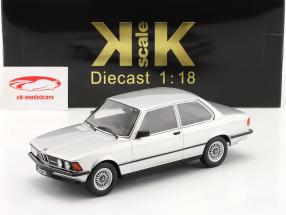 BMW 323i (E21) Byggeår 1978 sølv 1:18 KK-Scale