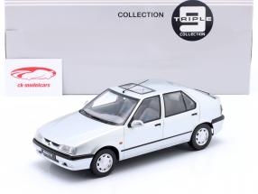 Renault 19 Año de construcción 1994 estratos plata metálico 1:18 Triple9