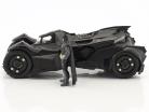 Batmobile Arkham Knight (2015) con figura Batman negro 1:24 Jada Toys