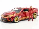 Chevrolet Camaro 2016 com figura Iron Man Marvel's The Avengers vermelho / ouro 1:24 Jada Toys