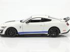 Ford Mustang Shelby GT500 Ano de construção 2020 Branco com azul listras 1:18 Maisto