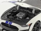 Ford Mustang Shelby GT500 Anno di costruzione 2020 bianca con blu strisce 1:18 Maisto