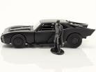 Batmobile met Batman figuur Film The Batman 2022 zwart 1:32 Jada Toys