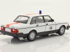 Volvo 240 GL police la Belgique Année de construction 1986 blanche / Orange 1:24 Welly