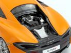 McLaren 570S Baujahr 2016 orange mit silbernen Rädern 1:18 AUTOart