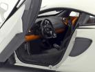 McLaren 570S Año de construcción 2016 Blanco Con negro llantas 1:18 AUTOart