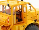 Kirovets K-700 A tractor with figures yellow 1:32 Schuco