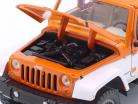 Jeep Wrangler 2007 com figura M&Ms Laranja 1:24 Jada Toys