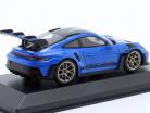 Porsche 911 (992) GT3 RS Weissach pakke 2023 blå / gyldne fælge 1:43 Minichamps