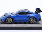 Porsche 911 (992) GT3 RS Paquete Weissach 2023 azul / los dorados llantas 1:43 Minichamps