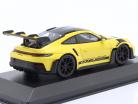 Porsche 911 (992) GT3 RS Weissach pakke 2023 gul / sort fælge 1:43 Minichamps