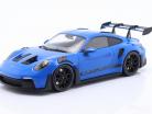 Porsche 911 (992) GT3 RS 2023 blau / schwarze Felgen 1:18 Minichamps