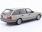 BMW 530i (E34) Touring Bouwjaar 1991 Grijs metalen 1:18 Model Car Group