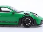 Porsche 911 (992) GT3 RS Год постройки 2023 зеленый / черный автомобильные диски 1:18 Minichamps
