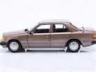 Mercedes-Benz 230E (W124) Ano de construção 1989-1993 pau-rosa metálico 1:18 Norev