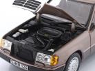 Mercedes-Benz 230E (W124) Année de construction 1989-1993 bois de rose métallique 1:18 Norev
