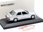 Mercedes-Benz 190E 2.3 (W201) Ano de construção 1984 prata brilhante 1:43 Minichamps