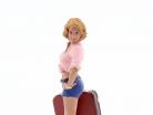 ジオラマ 形 シリーズ #706 女性 と スーツケース 1:18 American Diorama