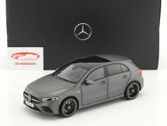 Mercedes-Benz A-Klasse (W177) Opførselsår 2018 designo mountain grå magno 1:18 Norev