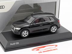 Audi Q5 миф черный 1:43 iScale