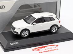 Audi Q5 ибис белый 1:43 iScale
