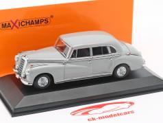 Mercedes-Benz 300 (W186) Bouwjaar 1951 lichtgrijs 1:43 Minichamps