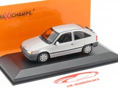 Opel Kadett E Ano de construção 1990 prata metálico 1:43 Minichamps