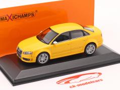 Audi RS4 bouwjaar 2004 geel 1:43 Minichamps