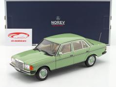 Mercedes-Benz 200 建設年 1982 緑 1:18 Norev