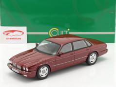 Jaguar XJR X300 Año de construcción 1995 vino rojo metálico 1:18 Cult Scale