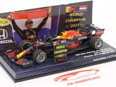 Max Verstappen Red Bull RB16B #33 ganador Abu Dhabi fórmula 1 Campeón mundial 2021 1:43 Minichamps