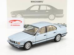 BMW 535i (E34) Année de construction 1988 Bleu clair métallique 1:18 Minichamps