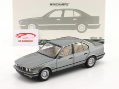 BMW 535i (E34) Bouwjaar 1988 Grijs metalen 1:18 Minichamps