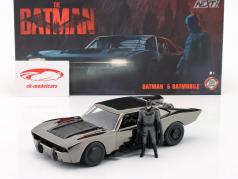 Batmobile Film The Batman (2022) cromo / nero con figura 1:24 Jada Toys