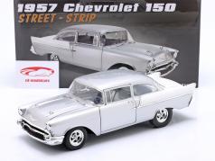Chevrolet 150 Street Strip Bouwjaar 1957 Grijs / wit 1:18 GMP