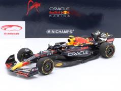 S. Perez Red Bull RB18 #11 winnaar Singapore GP formule 1 2022 1:18 Minichamps