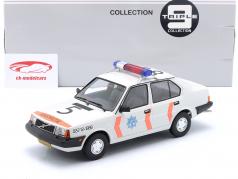 Volvo 340 policía Países Bajos 1987 blanco 1:18 Triple9