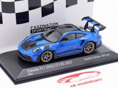 Porsche 911 (992) GT3 RS Weissach pakke 2023 blå / gyldne fælge 1:43 Minichamps