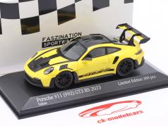 Porsche 911 (992) GT3 RS пакет Вайссах 2023 желтый / черный автомобильные диски 1:43 Minichamps