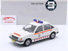 Opel Kadett D Holandés policía 1984 blanco 1:18 Triple9