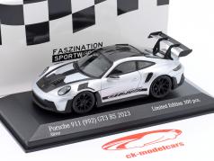 Porsche 911 (992) GT3 RS Weissach-Paket 2023 prata / preto aros 1:43 Minichamps