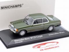 Mercedes-Benz 230CE (W123) Ano de construção 1982 verde escuro metálico 1:43 Minichamps
