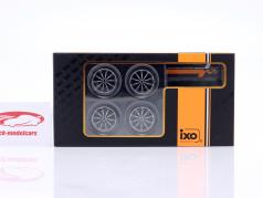 Шины и автомобильные диски набор (4 Кусок) Audi RS3 с Стоять серебро 1:18 Ixo