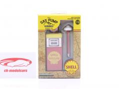 Wayne 505 gas pump with lamp Shell 1951 red / yellow 1:18 Greenlight