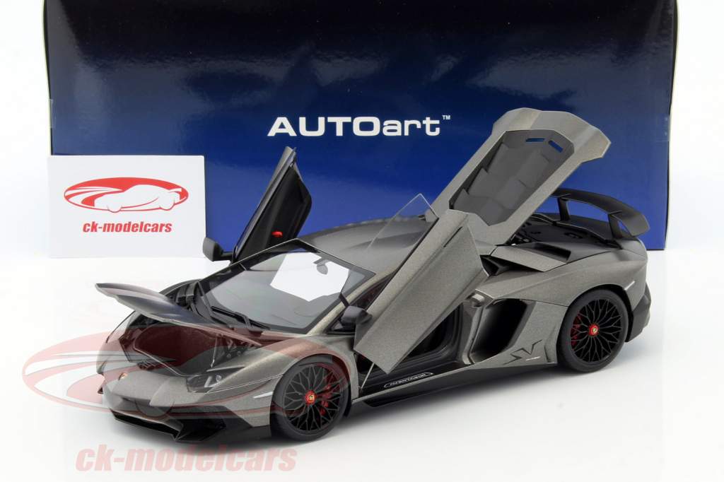 AUTOart 1:18 Lamborghini Aventador LP750-4 SV Baujahr 2015 matt 
