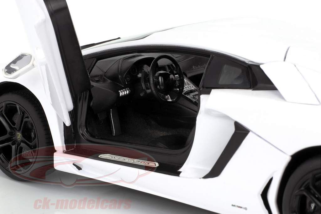 Lamborghini Aventador 700-4 white 1:18 Rastar