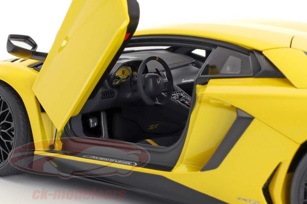 Lamborghini Aventador LP750-4 SV Opførselsår 2015 gul 1:18 AUTOart