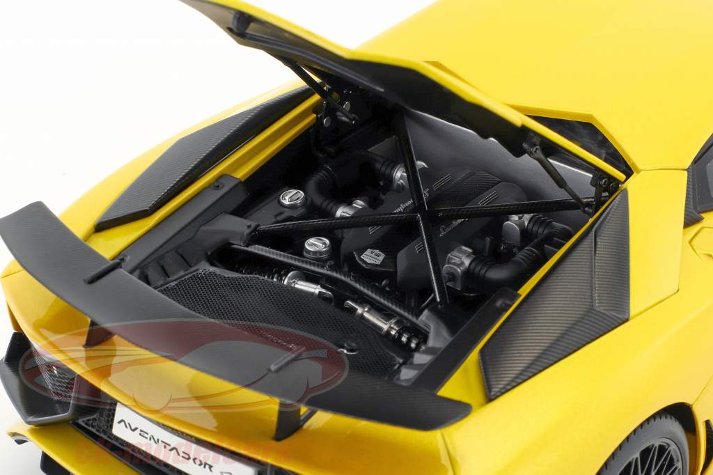 Lamborghini Aventador LP750-4 SV Baujahr 2015 gelb 1:18 AUTOart
