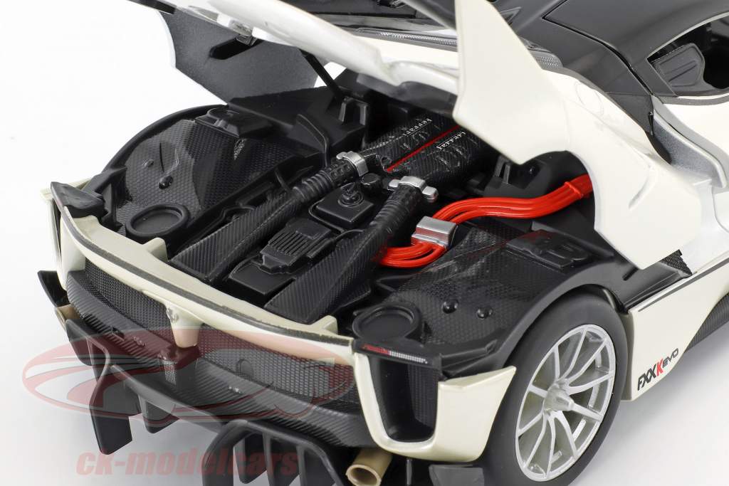 Ferrari FXX-K Evoluzione #70 año de construcción 2018 blanco metálico / negro 1:18 Bburago